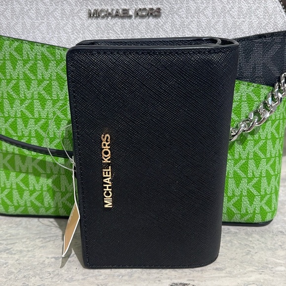 Michael Medium Crossgrain Leather Bifold Wallet
Black
NWT - Picture 12 of 16